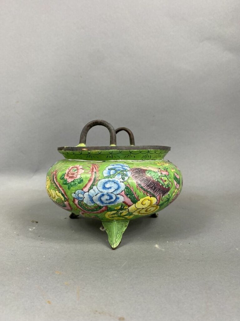 CHINE - Brûle-parfum tripode en émaux peint à décor de dragons parmi des volute…
