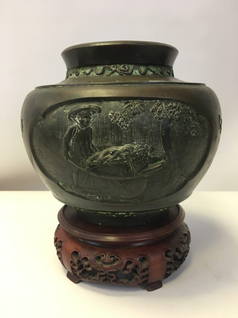 CHINE. - Cache-pot en bronze à décor de scènes de paysans dans des réserves, su…