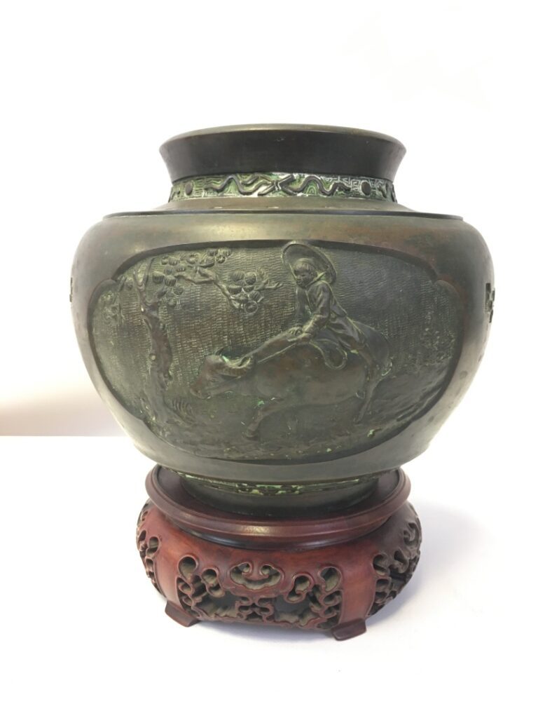 CHINE. - Cache-pot en bronze à décor de scènes de paysans dans des réserves, su…