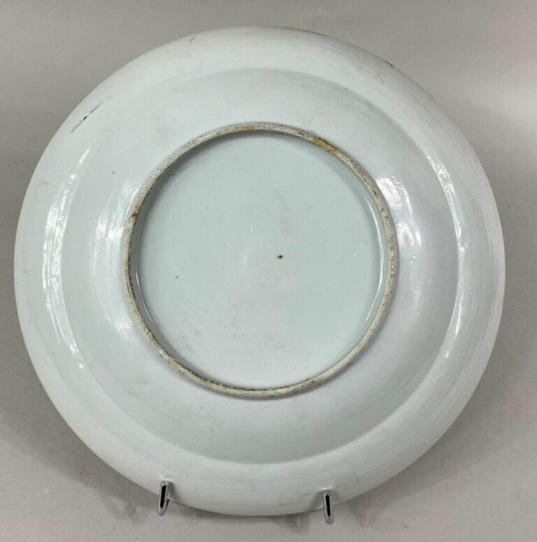 CHINE, CANTON - Assiette en porcelaine polychrome à décor de rinceaux feuillagé…