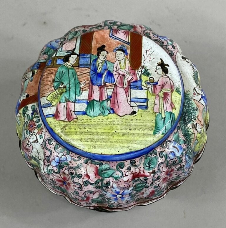CHINE, CANTON - Boite ronde couverte de forme polylobée en cuivre et émaux pein…