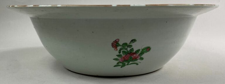 CHINE, CANTON - Important bol en porcelaine à décor en émaux polychromes de vol…