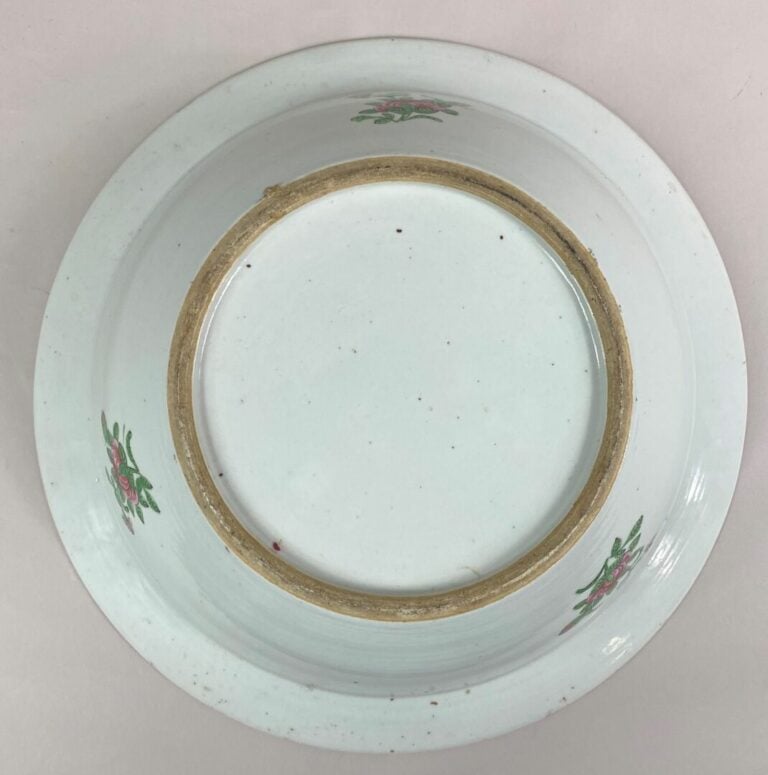 CHINE, CANTON - Important bol en porcelaine à décor en émaux polychromes de vol…