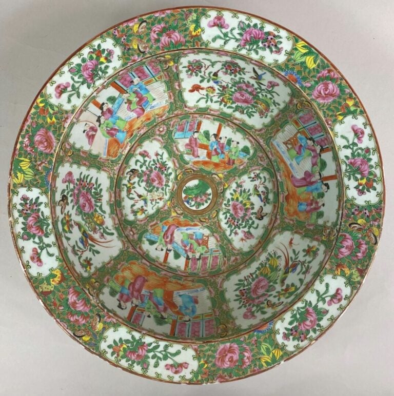 CHINE, CANTON - Important bol en porcelaine à décor en émaux polychromes de vol…