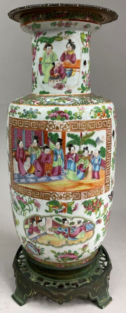 CHINE, CANTON - Vase balustre en céramique émaillée polychrome à décor de regis…