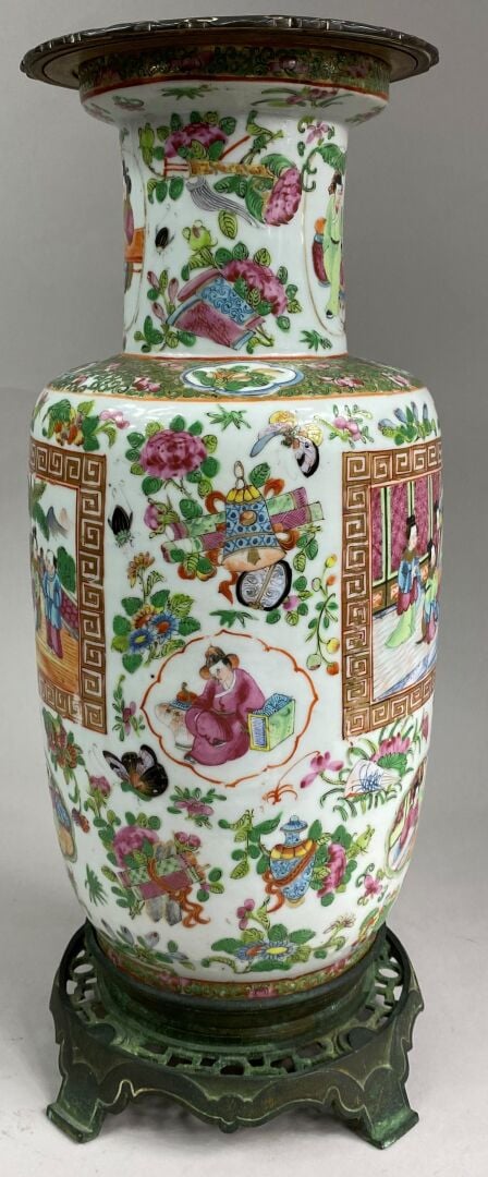 CHINE, CANTON - Vase balustre en céramique émaillée polychrome à décor de regis…