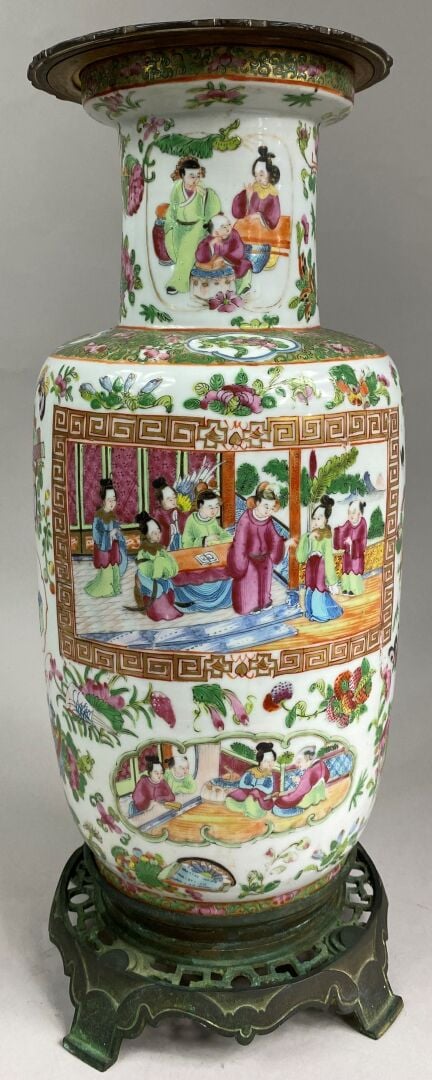 CHINE, CANTON - Vase balustre en céramique émaillée polychrome à décor de regis…