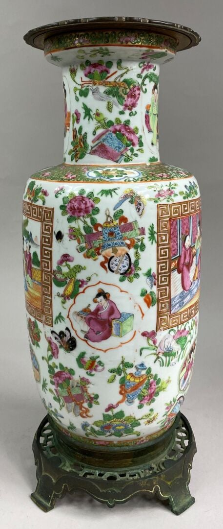 CHINE, CANTON - Vase balustre en céramique émaillée polychrome à décor de regis…