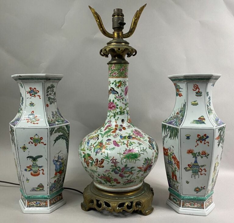 CHINE, CANTON - Vase bouteille en porcelaine émaillée polychrome à décor de rin…