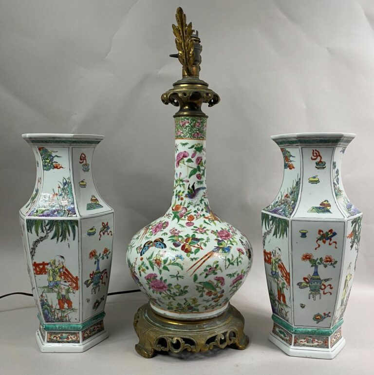 CHINE, CANTON - Vase bouteille en porcelaine émaillée polychrome à décor de rin…