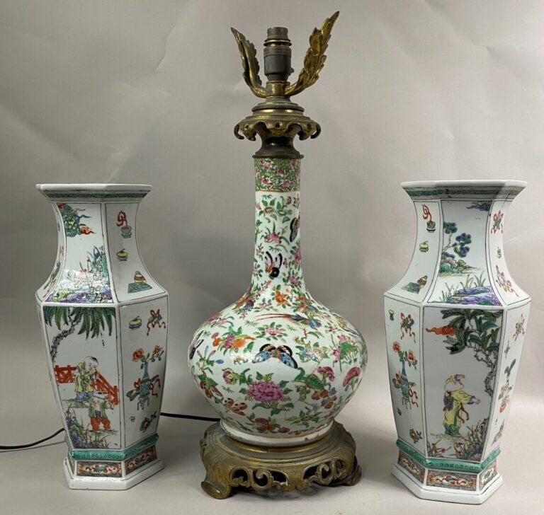CHINE, CANTON - Vase bouteille en porcelaine émaillée polychrome à décor de rin…