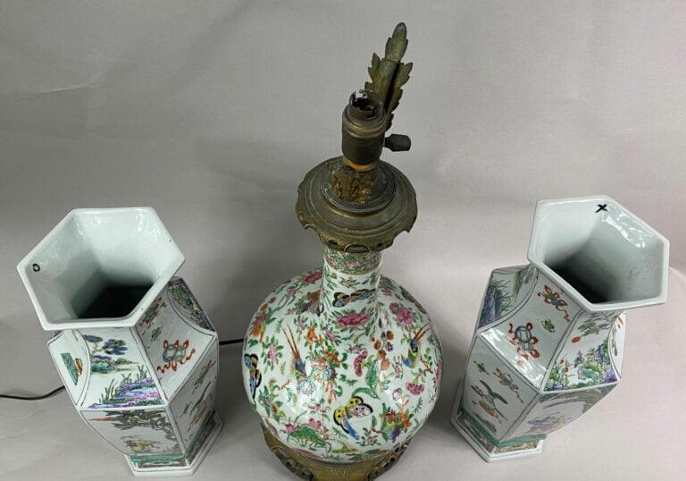 CHINE, CANTON - Vase bouteille en porcelaine émaillée polychrome à décor de rin…