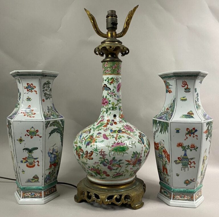 CHINE, CANTON - Vase bouteille en porcelaine émaillée polychrome à décor de rin…