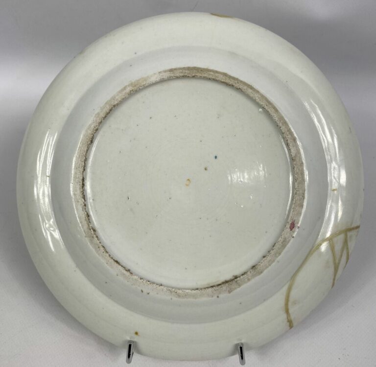 CHINE, Canton XIXe siècle - Assiette en porcelaine et émaux polychromes à décor…