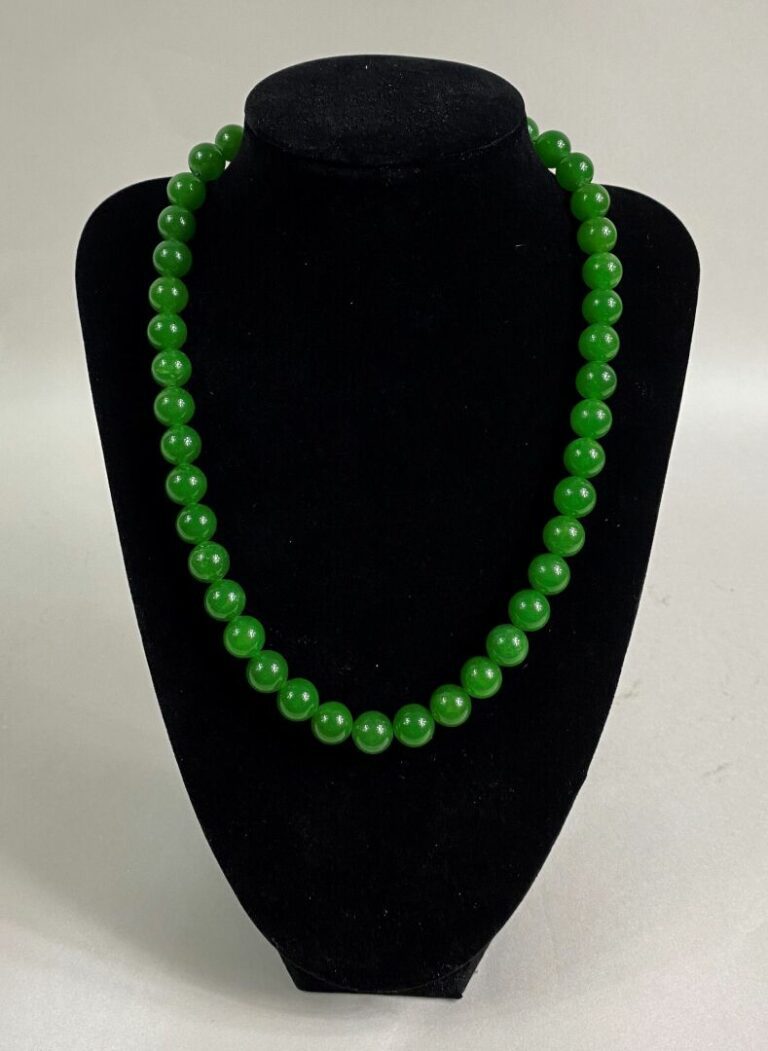 CHINE - Collier de perles de jade jadéite à un rang aux accents de "vert pomme"…