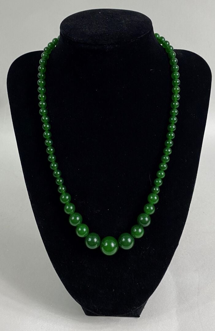 CHINE - Collier de perles de jade jadéite à un rang aux accents de "vert pomme"…