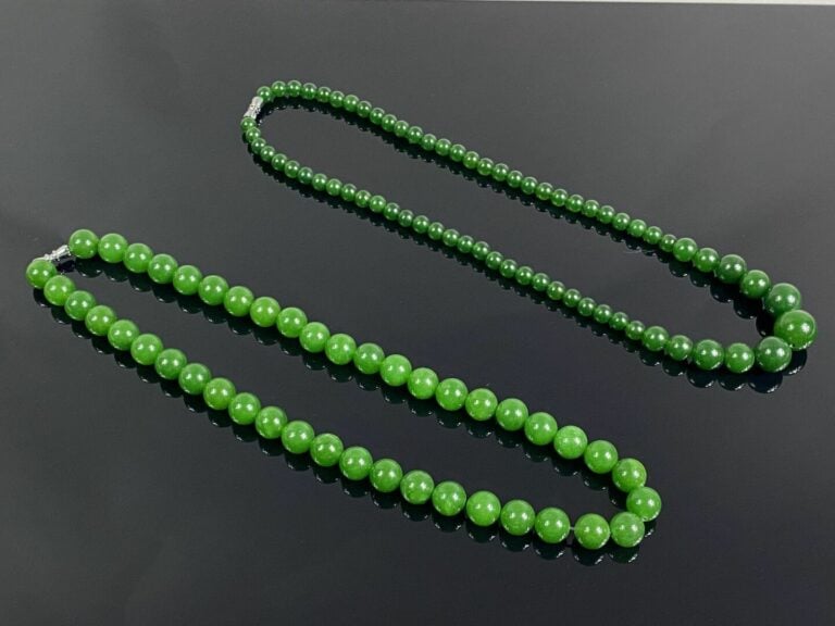 CHINE - Collier de perles de jade jadéite à un rang aux accents de "vert pomme"…
