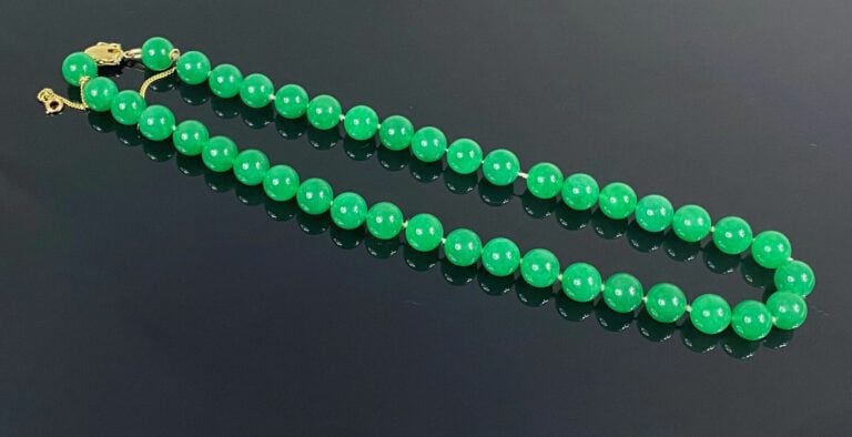 CHINE - Collier de perles en jade jadéite. Fermoir en or jaune (14K) avec sa ch…