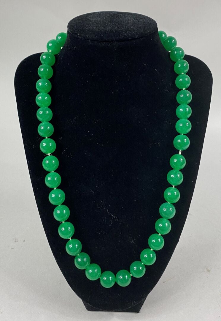 CHINE - Collier de perles en jade jadéite. Fermoir en or jaune (14K) avec sa ch…