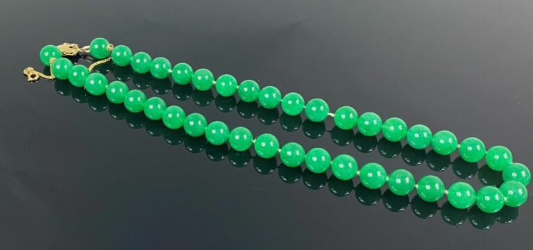CHINE - Collier de perles en jade jadéite. Fermoir en or jaune (14K) avec sa ch…