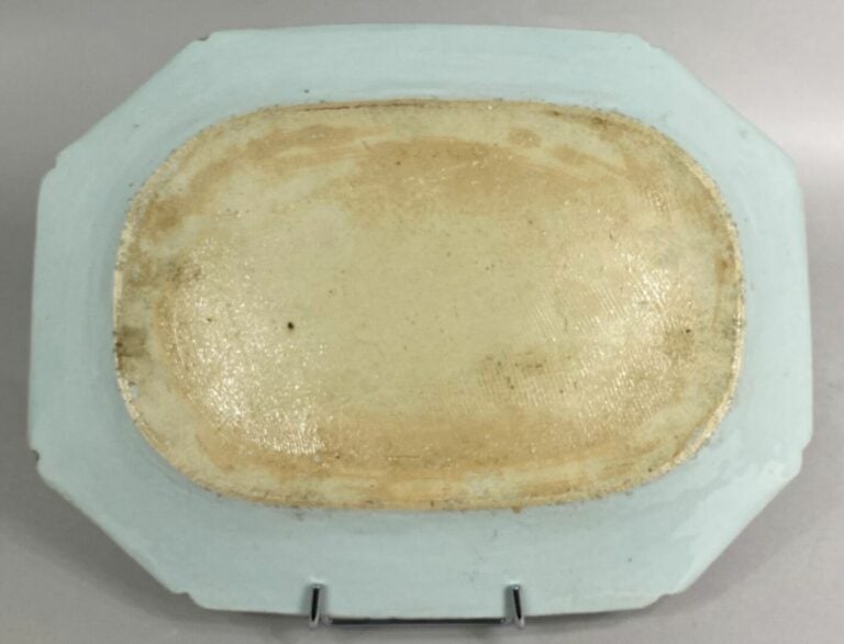 CHINE, COMPAGNIE DES INDES - Plat oblong à bord légèrement polylobé, en porcela…