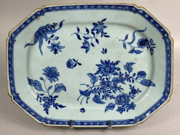 CHINE, COMPAGNIE DES INDES - Plat oblong à bord légèrement polylobé, en porcela…