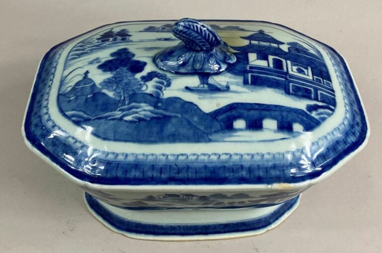 CHINE, Compagnie des Indes - Terrine à pans coupés en porcelaine émaillée bleu…