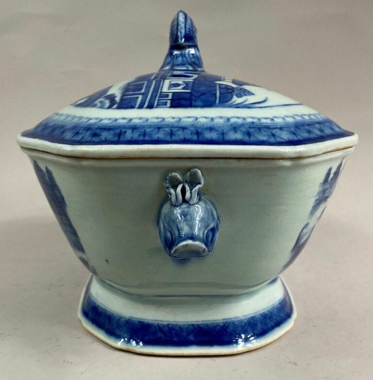 CHINE, Compagnie des Indes - Terrine à pans coupés en porcelaine émaillée bleu…