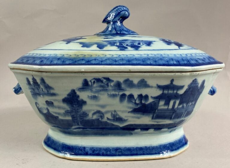 CHINE, Compagnie des Indes - Terrine à pans coupés en porcelaine émaillée bleu…