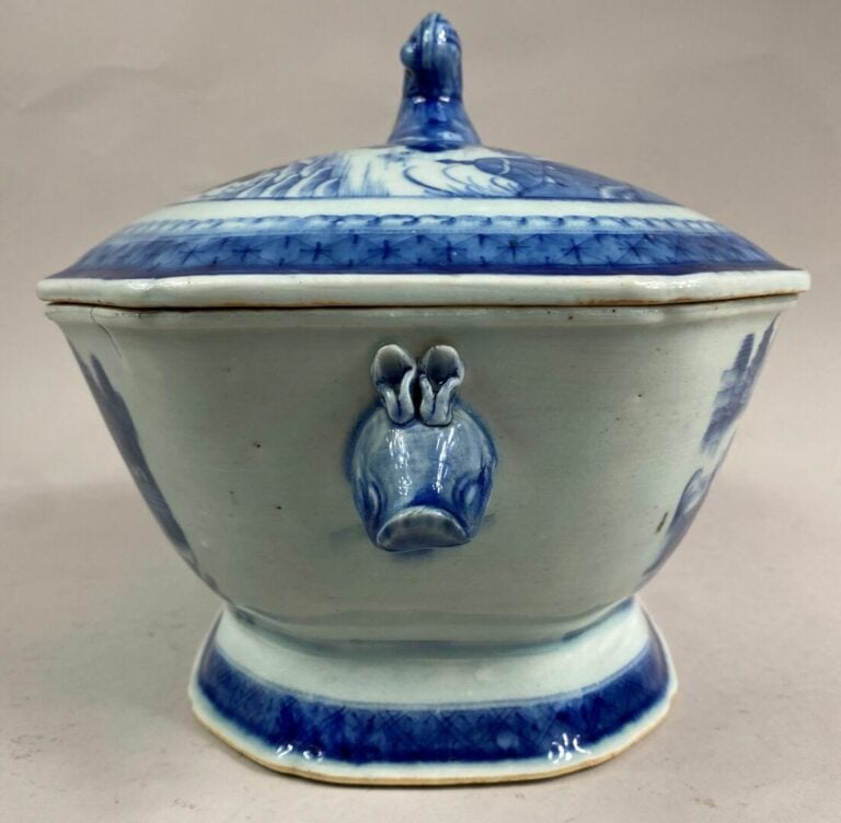 CHINE, Compagnie des Indes - Terrine à pans coupés en porcelaine émaillée bleu…