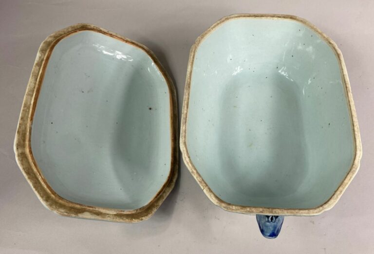 CHINE, Compagnie des Indes - Terrine à pans coupés en porcelaine émaillée bleu…