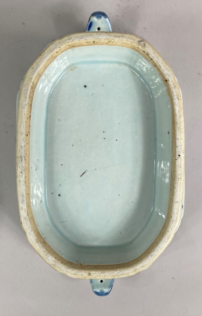 CHINE, Compagnie des Indes - Terrine à pans coupés en porcelaine émaillée bleu…