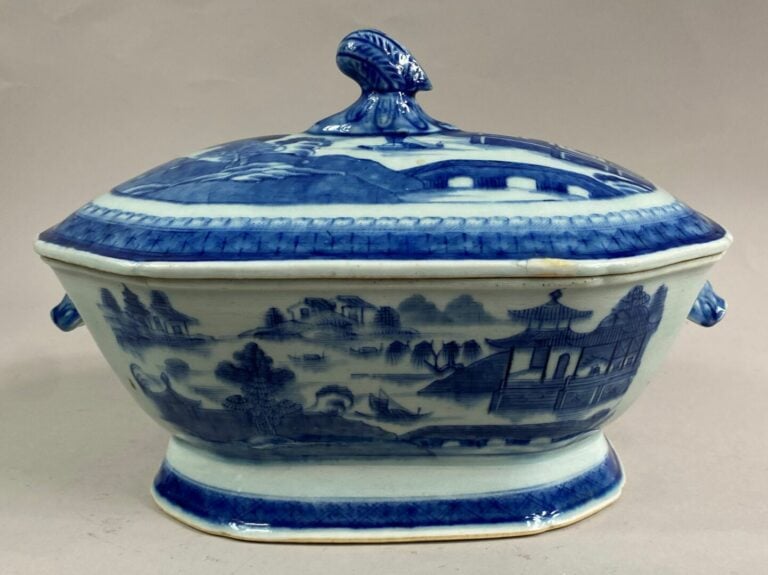 CHINE, Compagnie des Indes - Terrine à pans coupés en porcelaine émaillée bleu…