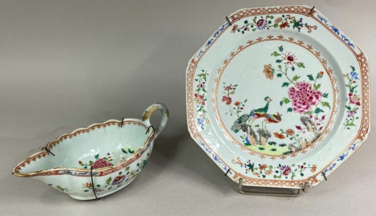 CHINE, Compagnie des Indes, XIXe siècle - Ensemble comprenant - - une saucière…