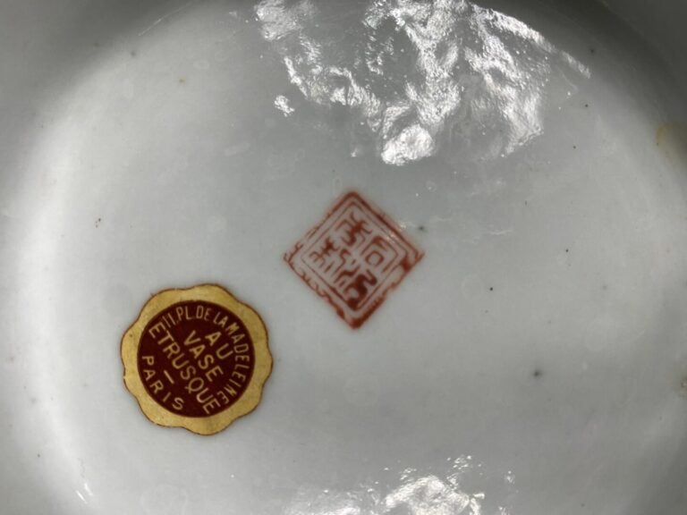 Chine - Coupelle sur pied en céramique émaillée dans le style de la "Famille Ro…