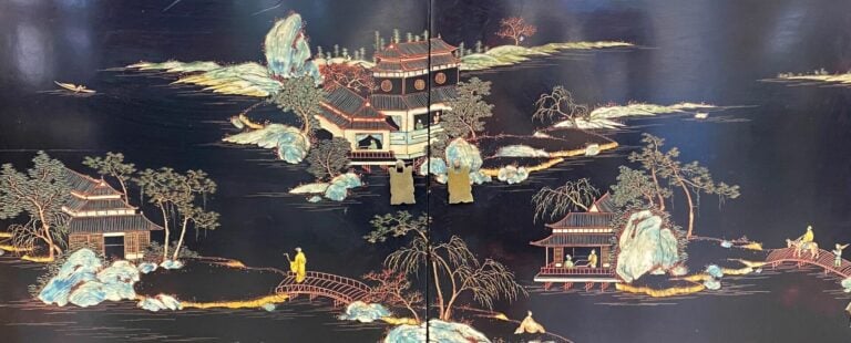 CHINE, dans le goût des laques de Coromandel - Meuble vitrine en bois noir laqu…