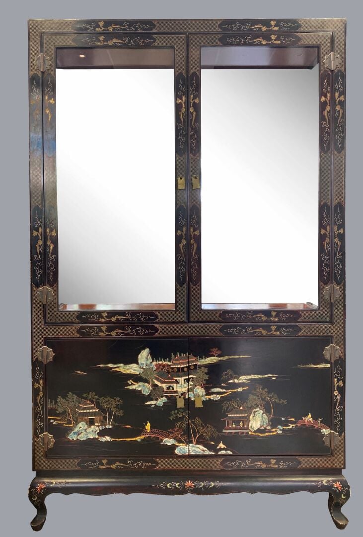 CHINE, dans le goût des laques de Coromandel - Meuble vitrine en bois noir laqu…