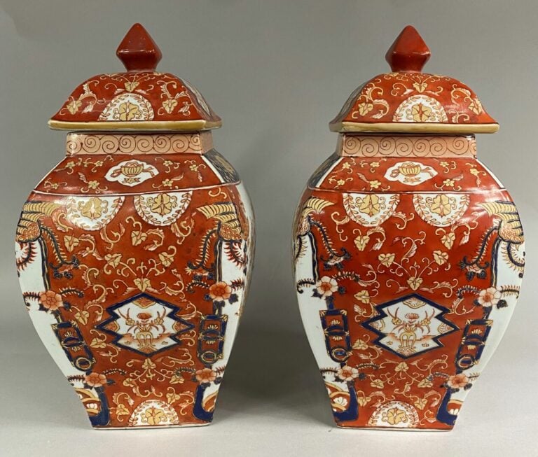 CHINE, Dans le goût des porcelaines IMARI - Paire de potiches couverte en porce…