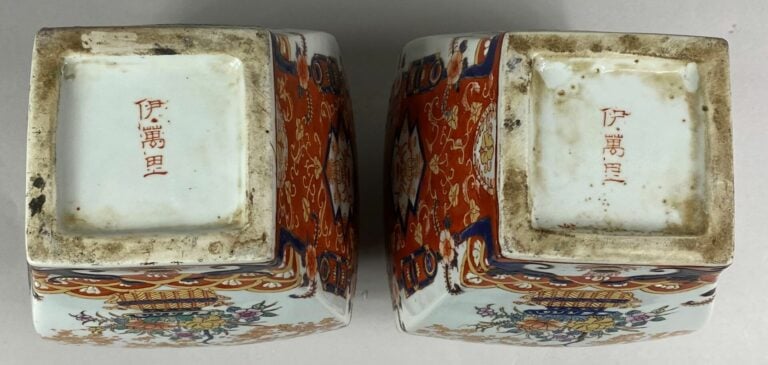 CHINE, Dans le goût des porcelaines IMARI - Paire de potiches couverte en porce…