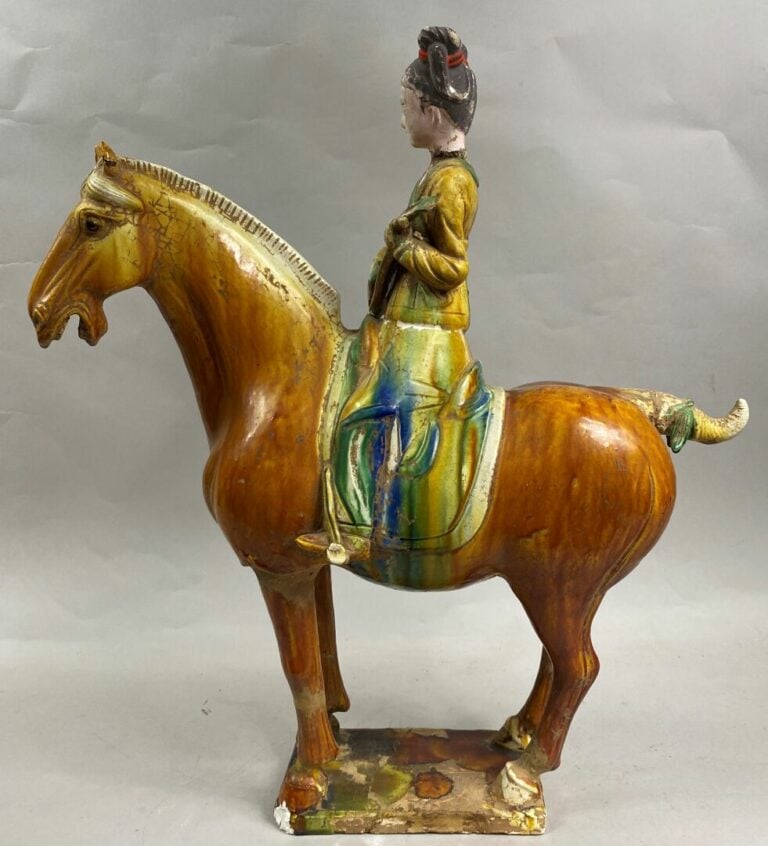 CHINE, Dans le goût TANG - Sujet en plâtre glaçuré dans le style sancai représe…