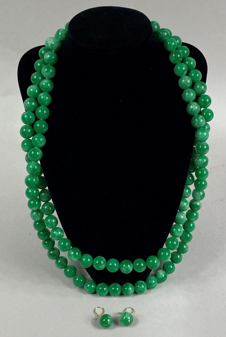 CHINE - Demi-parure en perles de jade jadéite dans les tons "vert pomme" compre…