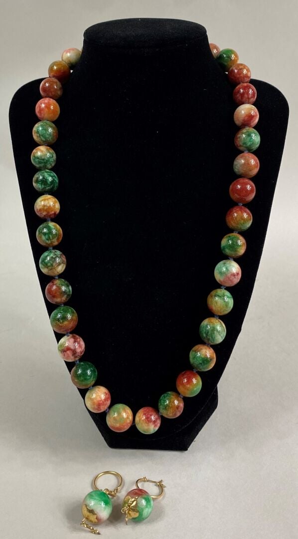CHINE - Demi-parure en perles en matière minérale comprenant un collier et une…