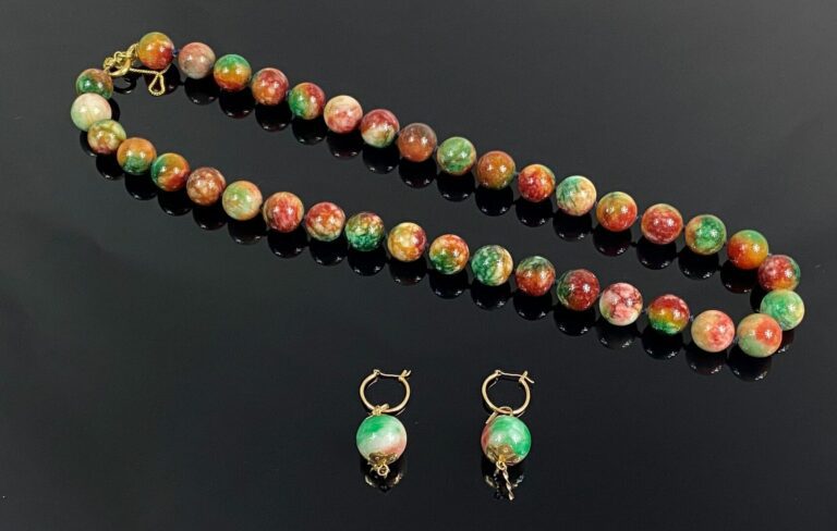 CHINE - Demi-parure en perles en matière minérale comprenant un collier et une…
