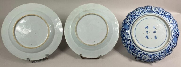 CHINE, DONT COMPAGNIE DES INDES - Ensemble de trois assiettes en porcelaine éma…