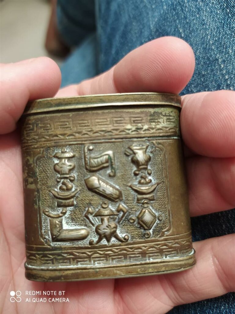 CHINE DU SUD OU VIETNAM, XXe siècle - Boîte à opium. Elle est ornée de trois mé…