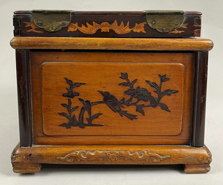 CHINE DU SUD / VIETNAM - Coiffeuse de voyage en bois marqueté sculpté avec incr…