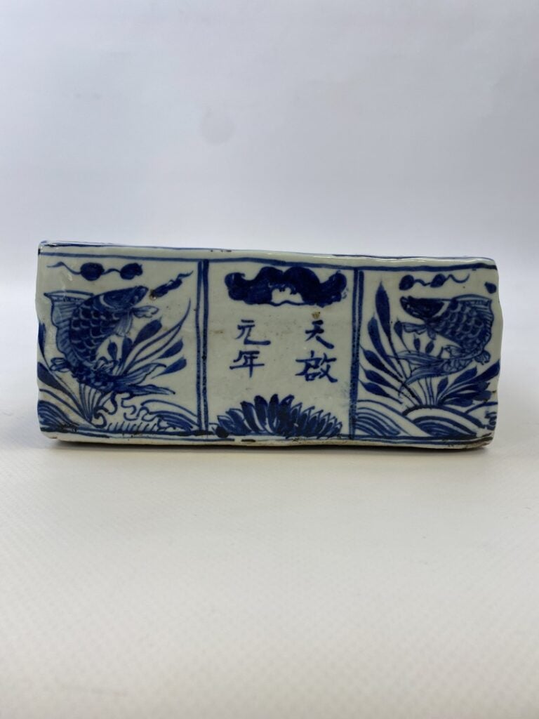 CHINE DU SUD / VIETNAM - Plateau de lettré en porcelaine bleu blanc. Dans la go…