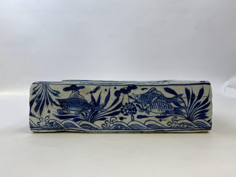 CHINE DU SUD / VIETNAM - Plateau de lettré en porcelaine bleu blanc. Dans la go…
