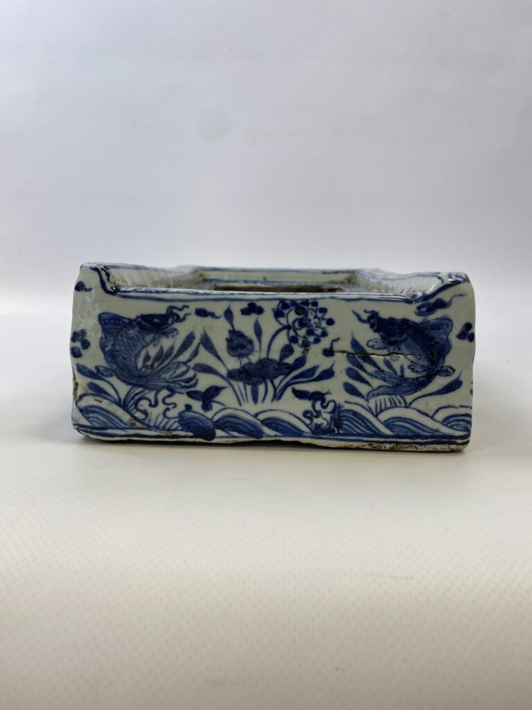 CHINE DU SUD / VIETNAM - Plateau de lettré en porcelaine bleu blanc. Dans la go…