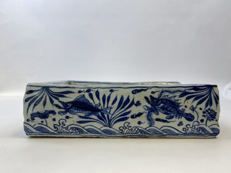 CHINE DU SUD / VIETNAM - Plateau de lettré en porcelaine bleu blanc. Dans la go…